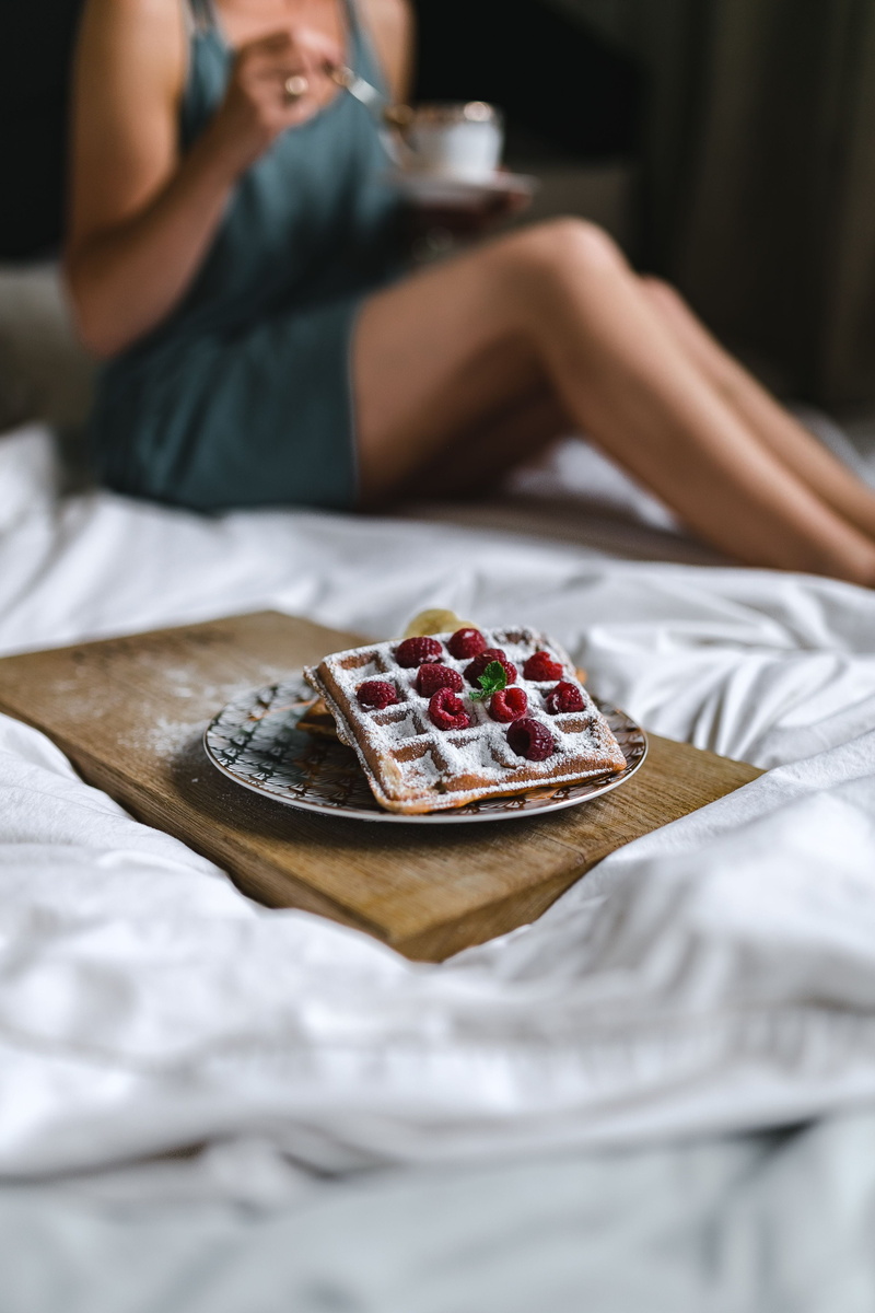 4K, adult, one man only, sweet food, sweet, bedroom, one person, tray, table, men, morning, pizza, bed, caucasian Ethnicity, ready-to-eat, human hand