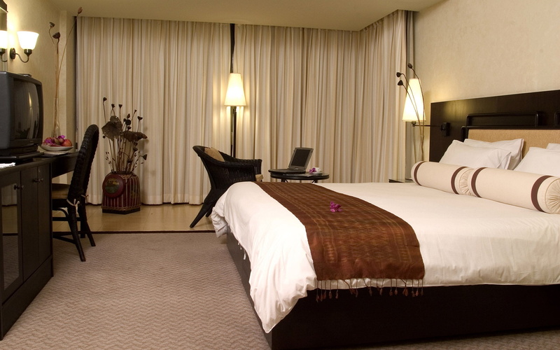 bedroom, textile, wealth, 1080P, white, no People, pillow, lifestyles, blanket, home showcase interior, night Table, sleeping, clean, tourist Resort, residential Building