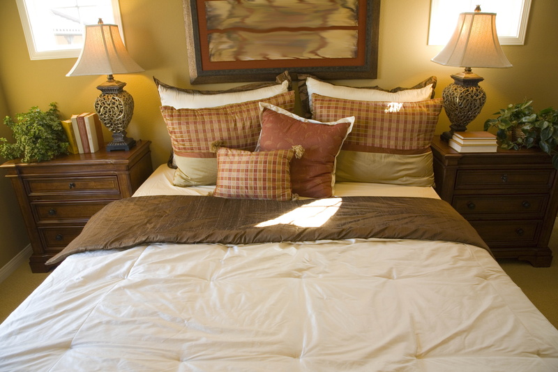hotel Suite, cushion, flowers, bed, home Interior, indoors, white, pillows, electric Lamp, cozy, apartment, lamps, domestic Room, mattress, 4K, pillow