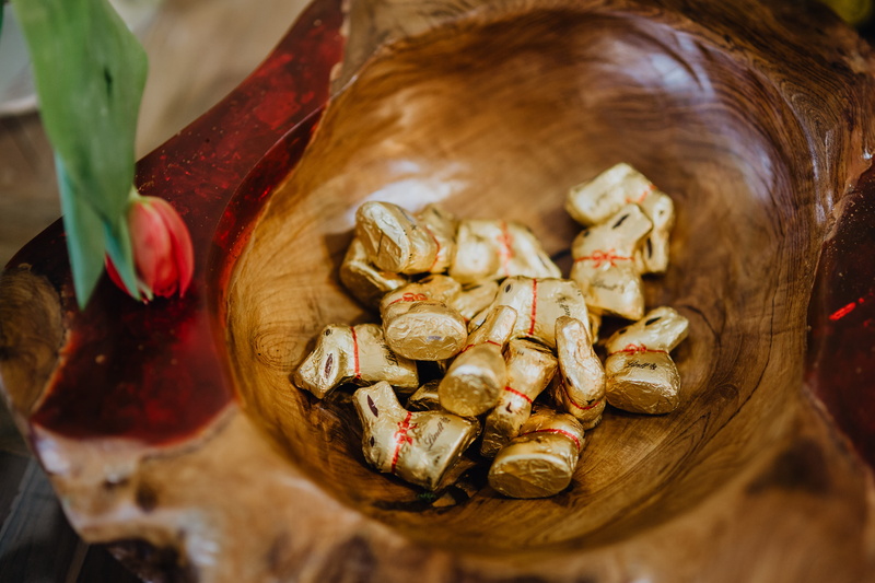 selective focus, close-up, healthy eating, no people, 5K, food, food and drink, easter, nature, milk, flower, lindt, flowering plant, plant, wood - material