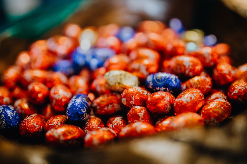 lindt, no people, sweet food, fruit, easter eggs, solid, food and drink, chocolate, day, close-up, freshness, 2K, milk, red, foil, raspberry, sweet, large group of objects