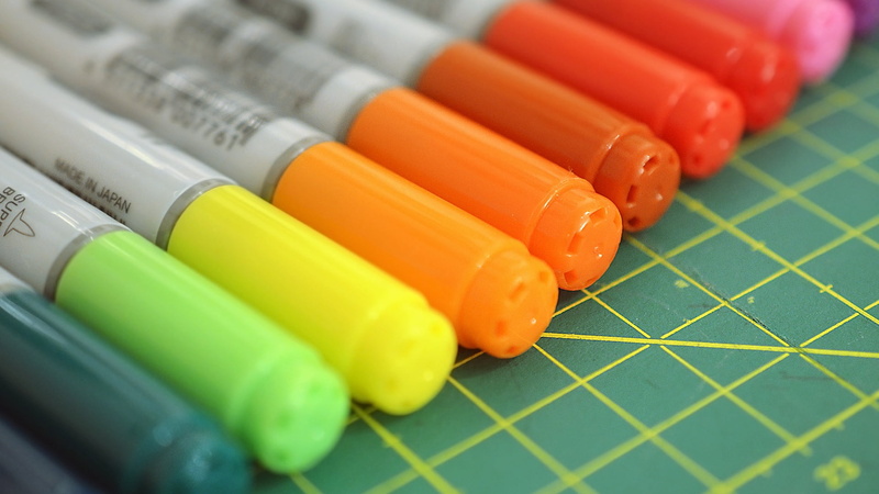 plastic, in a row, no people, choice, medicine, assorted, science, 1080P, felt pens, focus on foreground, backgrounds, markers, indoors, close-up, studio shot
