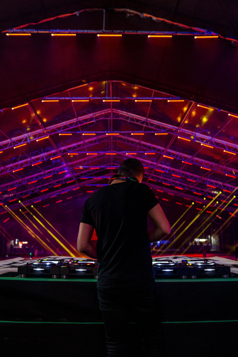 leisure activity, event, patos de minas, occupation, clubbing, casual clothing, three quarter length, 5K, person, real people, house music, beats patos
