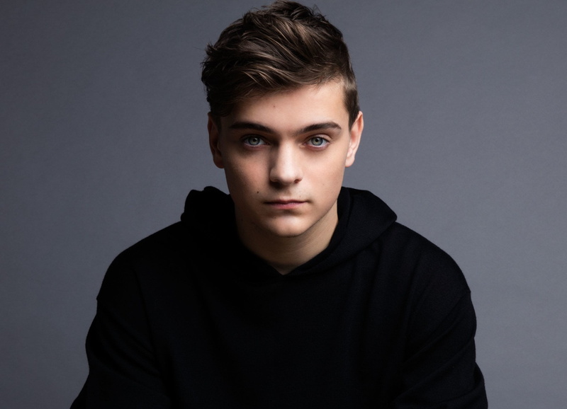 human face, portrait, front view, gray background, teenager, contemplation, handsome, 1080P, serious, casual clothing, young adult, one person, beautiful people