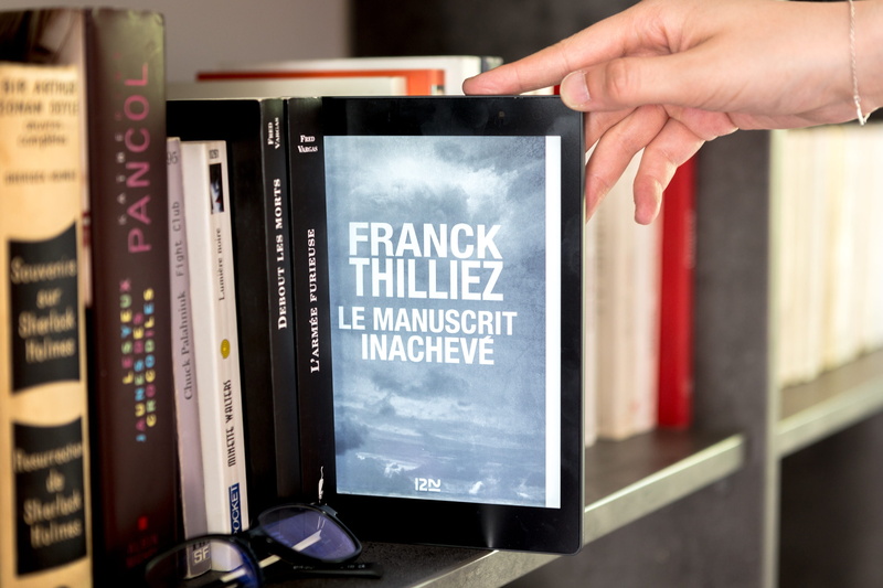 retail, human hand, communication, writer, kobo, standing, digital, body part, franck thilliez, books, sunglasses, holding, reading light, human body part