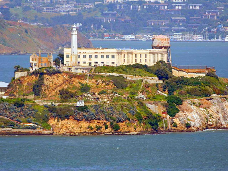 land, 1080P, coastline, the past, outdoors, building, alcatraz, built structure, waterfront, mountain, tourism, usa, day, travel, no people, prison, travel destinations