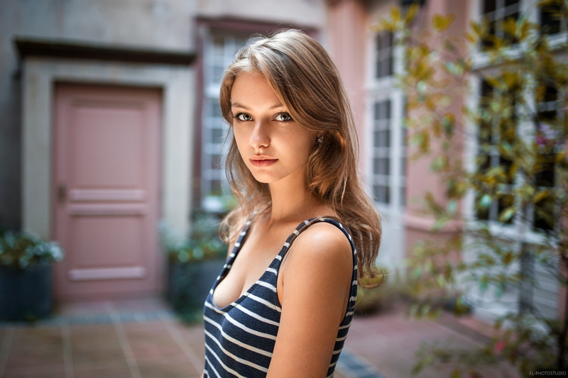 yard, bokeh, Leah Cuvillier, t-shirt, 1080P, look, girl, Lods Franck, Mike