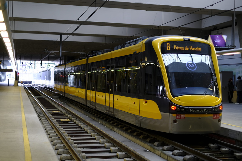 metro, train - vehicle, transportation, yellow, comute, incidental people, 5K, campanhã, railroad station, campanha railway station, light train, mode of transportation