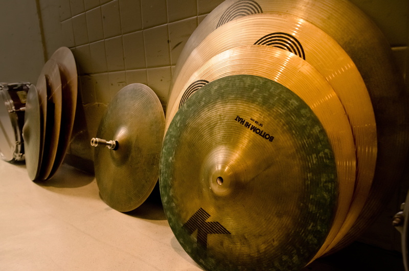 illuminated, corridor, drum, Band, rust, focus on foreground, large group of objects, lock, arrangement, band, shiny, close-up, iron, indoors, household equipment