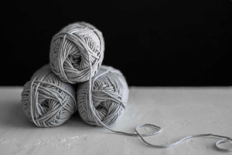 5K, knitting needle, string, three, material, table, no people, studio shot, focus on foreground, wool, craft, black and white, creativity, ball, indoors
