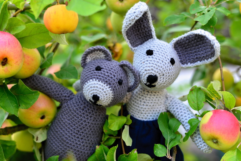 no people, crochet, handmade, 5K, outdoors, hare, yarn, food and drink, tree, fruit tree, healthy eating, fabric bunny, birthday, hand labor, wellbeing