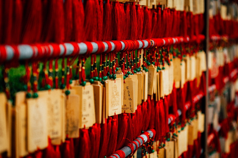 belief, 5K, asian, selective focus, spirituality, building, abundance, fortune teller, no people, tag, red, indoors, selective, keychain, close-up, focus on foreground