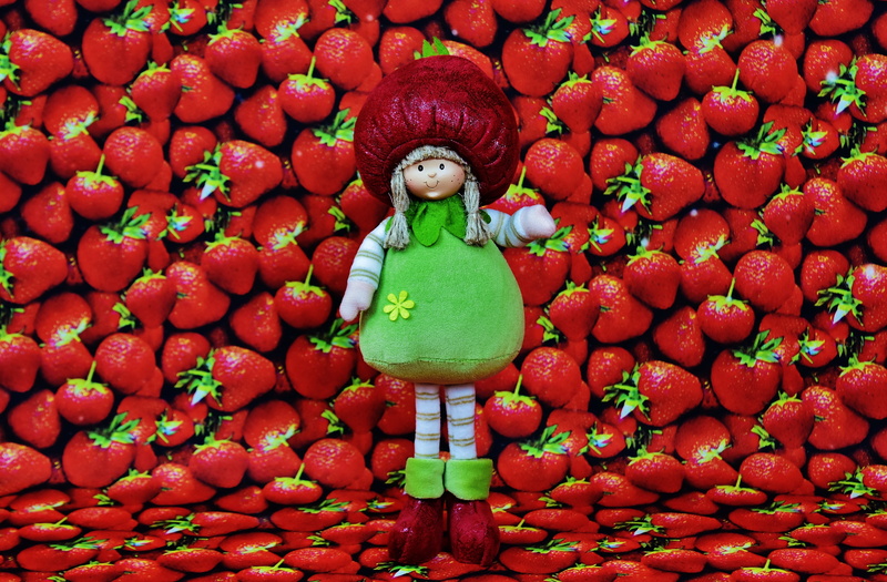 abundance, people, green color, fruit, real people, innocence, 5K, performance, standing, clothing, front view, women, strawberries, skill, individuality