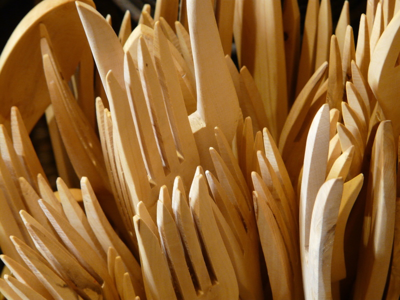selective focus, food, wood, wooden forks, still life, forks, italian food, pasta, close-up, large group of objects, 2K, pattern, backgrounds, kitchen cutlery