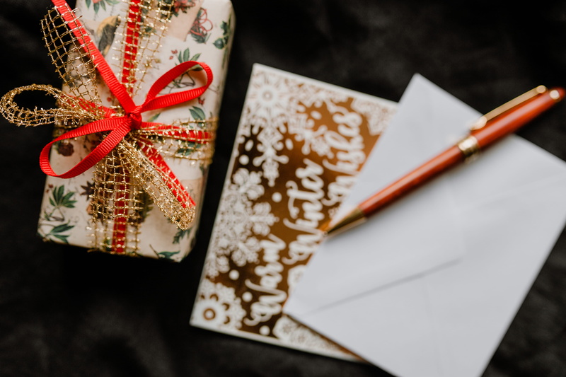 card, 5K, mery christmas, wishing card, no people, selective focus, xmas, holiday, black background, ribbon, close-up, studio shot, christmas, emotion