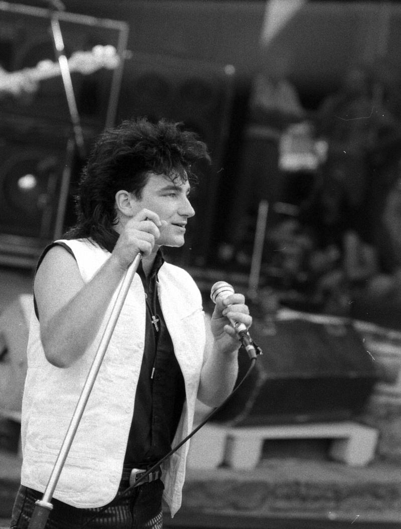 communication, young men, u2, men, leisure activity, lifestyles, 5K, contemplation, real people, technology, casual clothing, rockpalast, wireless technology