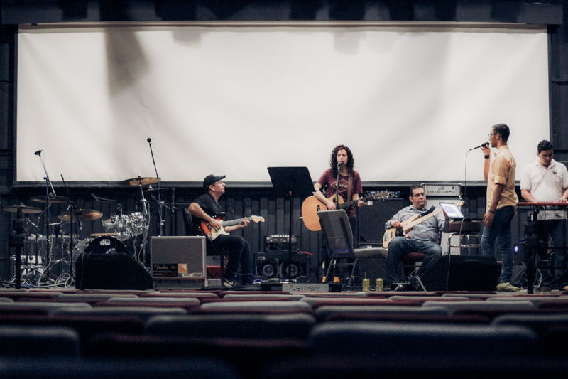 men, women, technology, young men, banda, cooperation, sitting, music, real people, performance, concert, 5K, mid adult men, instruments, young women