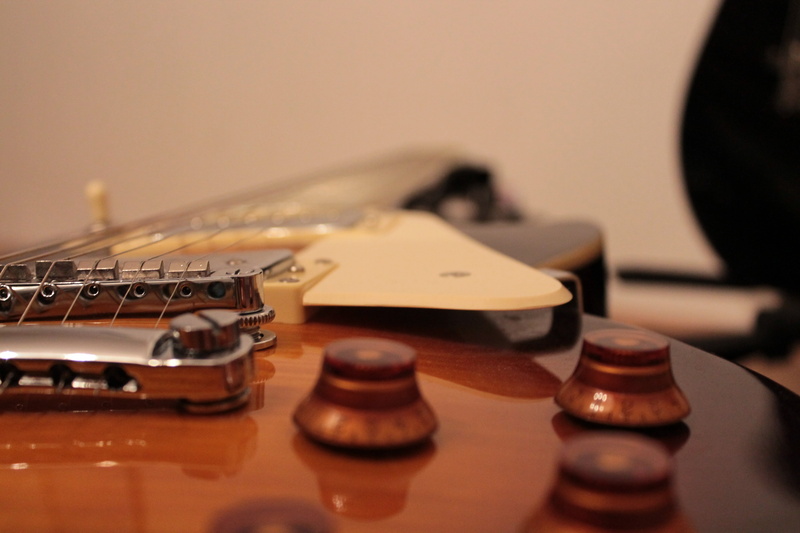 chess, strategy, close-up, leisure activity, bass guitar, hobby, board game, playing, selective focus, focus on foreground, musical equipment, gibson, studio shot