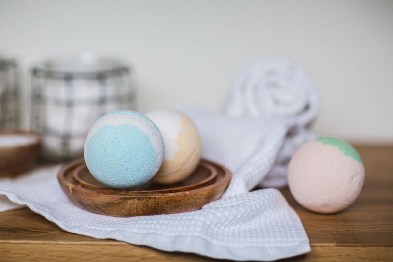 macaroon, bombs, indulgence, moisturize, wood - material, food, cloth, pamper, temptation, bath, relax, small group of objects, sweet food, 4K, dessert