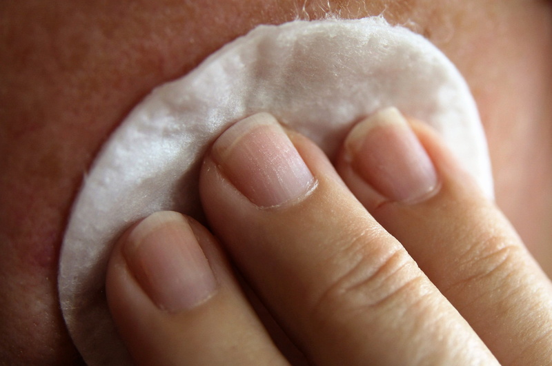 human body part, 2K, fingernail, massage, cleaning skin, pampering, cotton pads, people, skin care beauty, facial, close-up, human toe, young, applying
