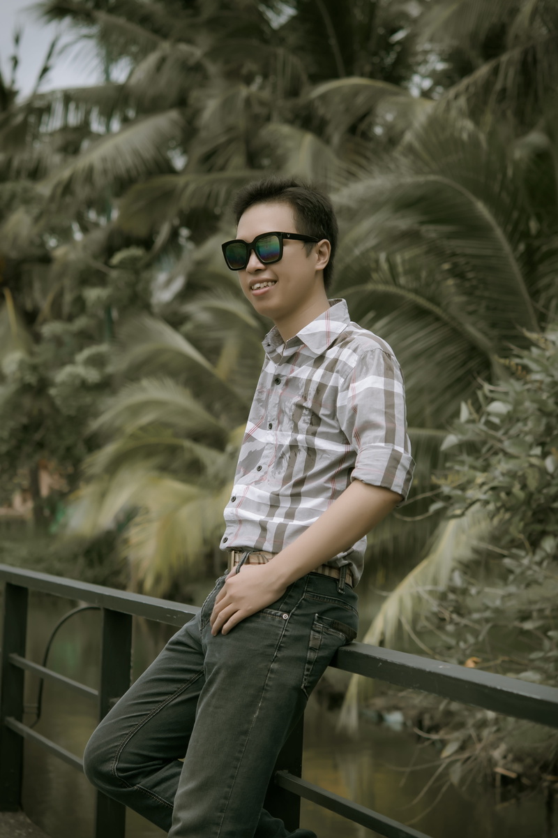 glasses, focus on foreground, lifestyles, ball sack, brand, 5K, standing, three quarter length, outdoors, one person, look style, young women, young men