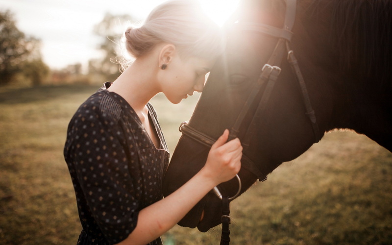nature, sunlight, standing, beautiful woman, field, casual clothing, cute girl pic 2560x1600, day, hairstyle, young adult, waist up, lens flare, real people