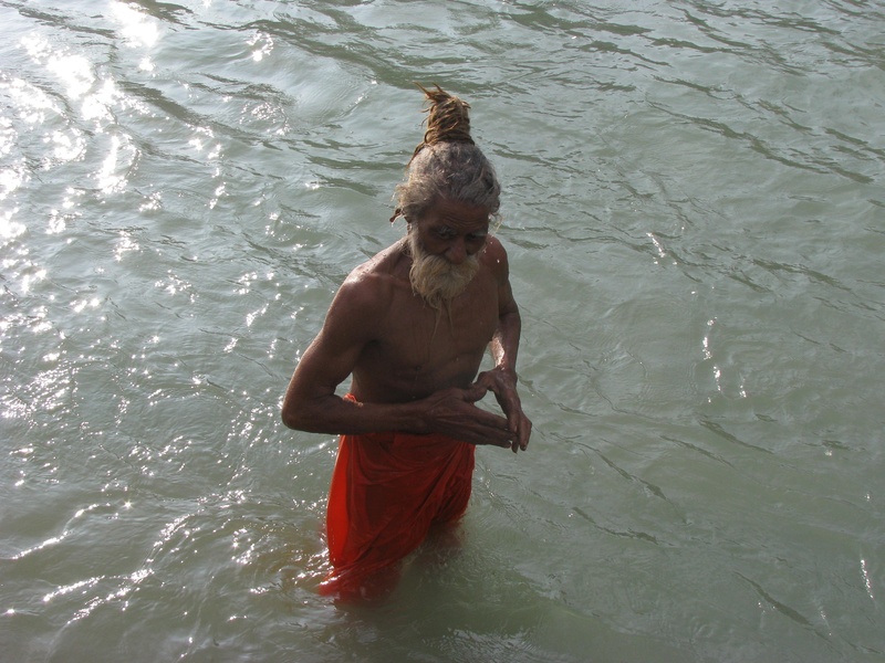 high angle view, bath, one person, nature, lifestyles, sadhu, waterfront, three quarter length, one animal, sea, front view, standing, men, outdoors, shirtless