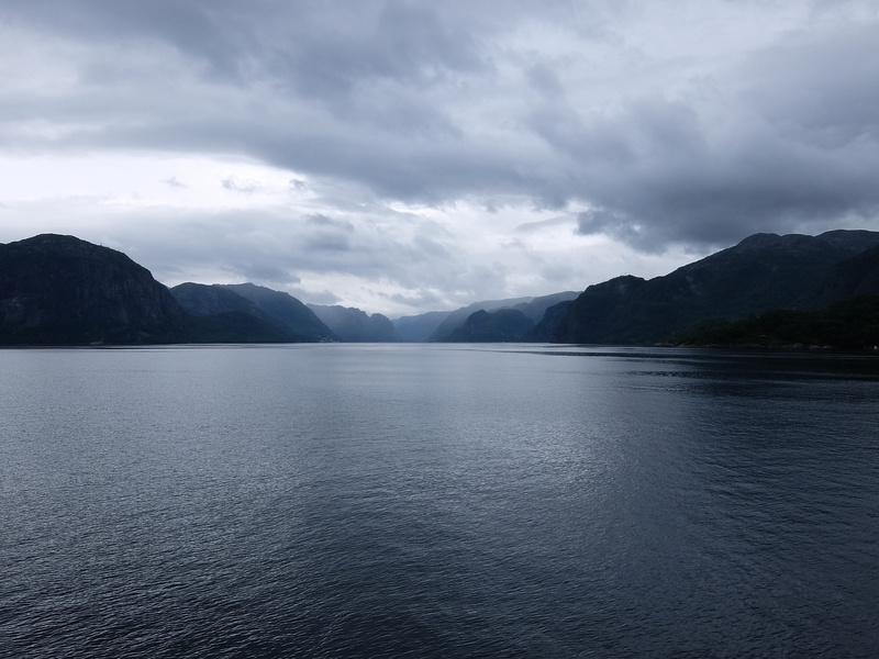 tranquil scene, sky, norway, outdoors, mountain range, norge, overcast, beauty in nature, waterfront, day, mountain, non-urban scene, idyllic, no people