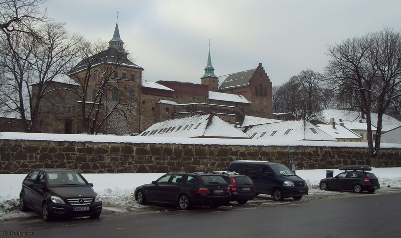 motor vehicle, place of worship, snowing, transportation, norge, building exterior, bare tree, sky, spire, cold temperature, nature, land vehicle, city