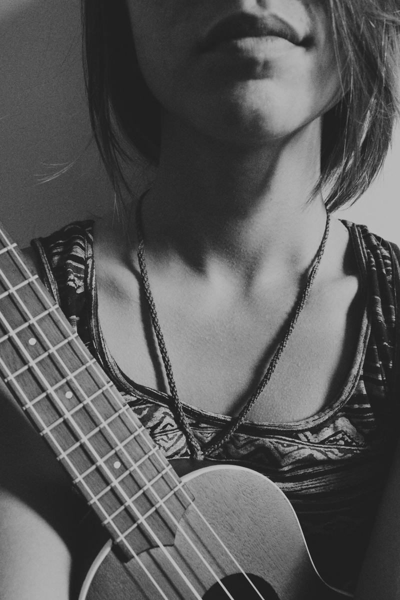 ukulele, hairstyle, womam, arts culture and entertainment, casual clothing, women, hair, guitar, music, lifestyles, front view, girl, young women, song