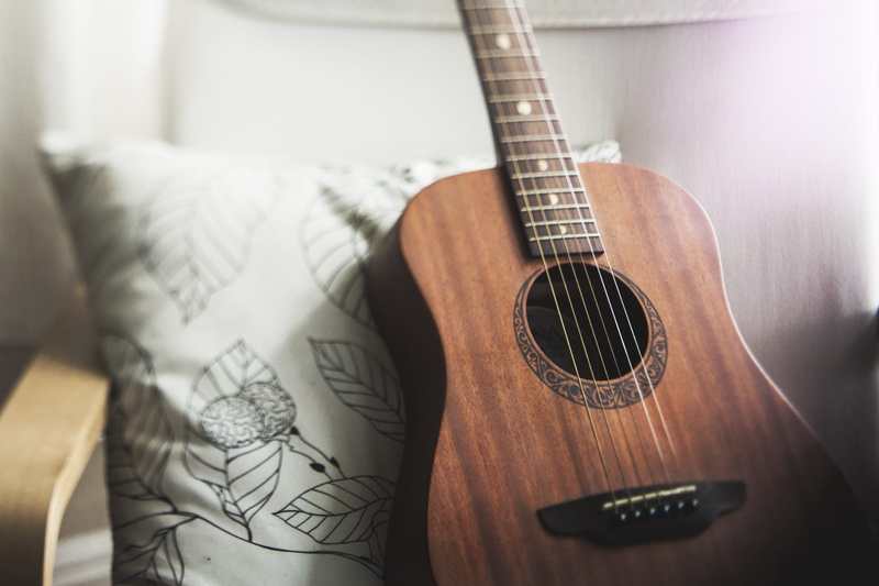 close-up, brown, photo, string, furniture, pillow, wood - material, lensing len, throw, bed, indoors, music, selective, house, musical instrument string