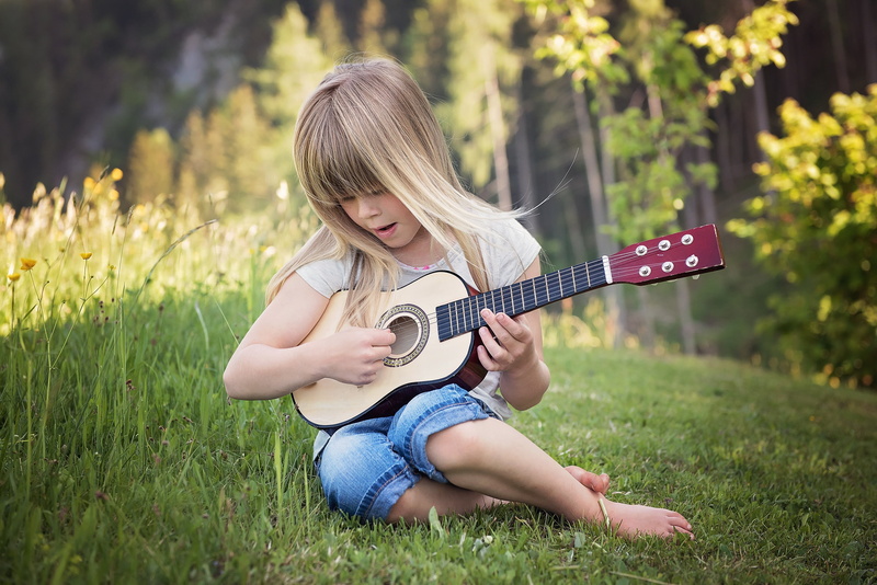 bangs, offspring, guitar, child, hairstyle, girls, nature, plucking an instrument, summer, 2K, innocence, hair, musical instrument, ukulele, one person