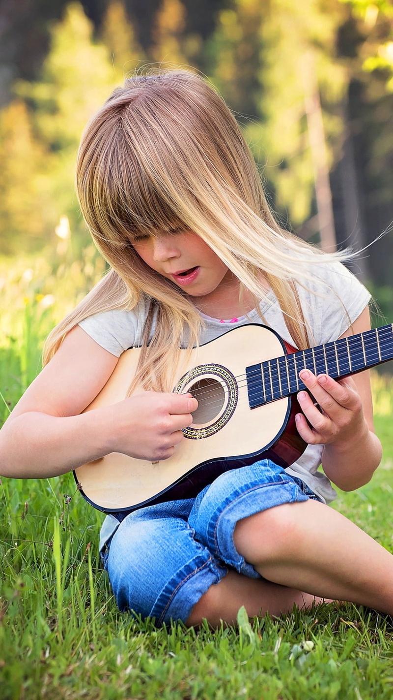 instrument, musical instrument, innocence, girl, offspring, childhood, ukulele, guitar, string instrument, Music, beige, playing, 1080P, outdoors, one person