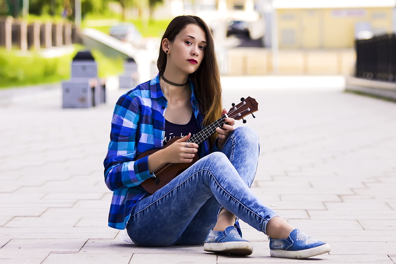 leisure activity, day, musician, portrait of a girl, teenager, city, beautiful woman, young women, one person, woman, hair, full length, real people, portrait