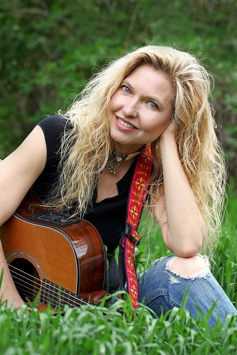 one person, girl, musician, woman, hairstyle, 5K, guitar, female, front view, concert, sitting, outdoors, model, beautiful woman, artist, performance