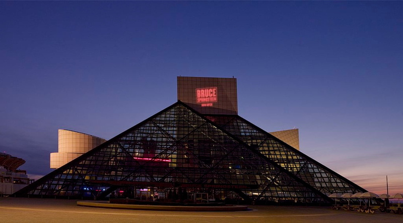 tourist attraction, modern, city, rock, building Exterior, music, entertainment, no people, office building exterior, hour, triangle shape, 1080P, evening