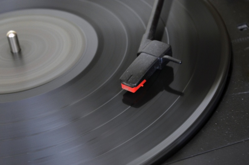 arts culture and entertainment, photo, technology, lp, music, playing, audio equipment, 2K, disks, no people, lapse, vinyl, equipment, black color, jukebox