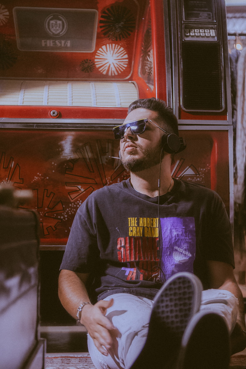 sunglasses, bracelet, using, music, sunlight, black, portraiture, t, wears, mid adult, moodygram, 4K, portrait, retro, male, headphone, young adult, headphones