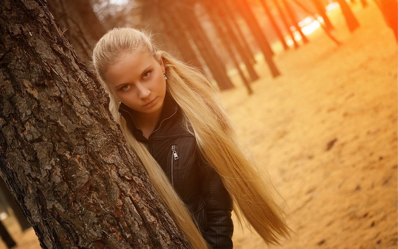 looking at viewer, looking, hair, beautiful woman, long hair, blonde, leather jackets, blond hair, 1080P, casual clothing, women outdoors, black jackets