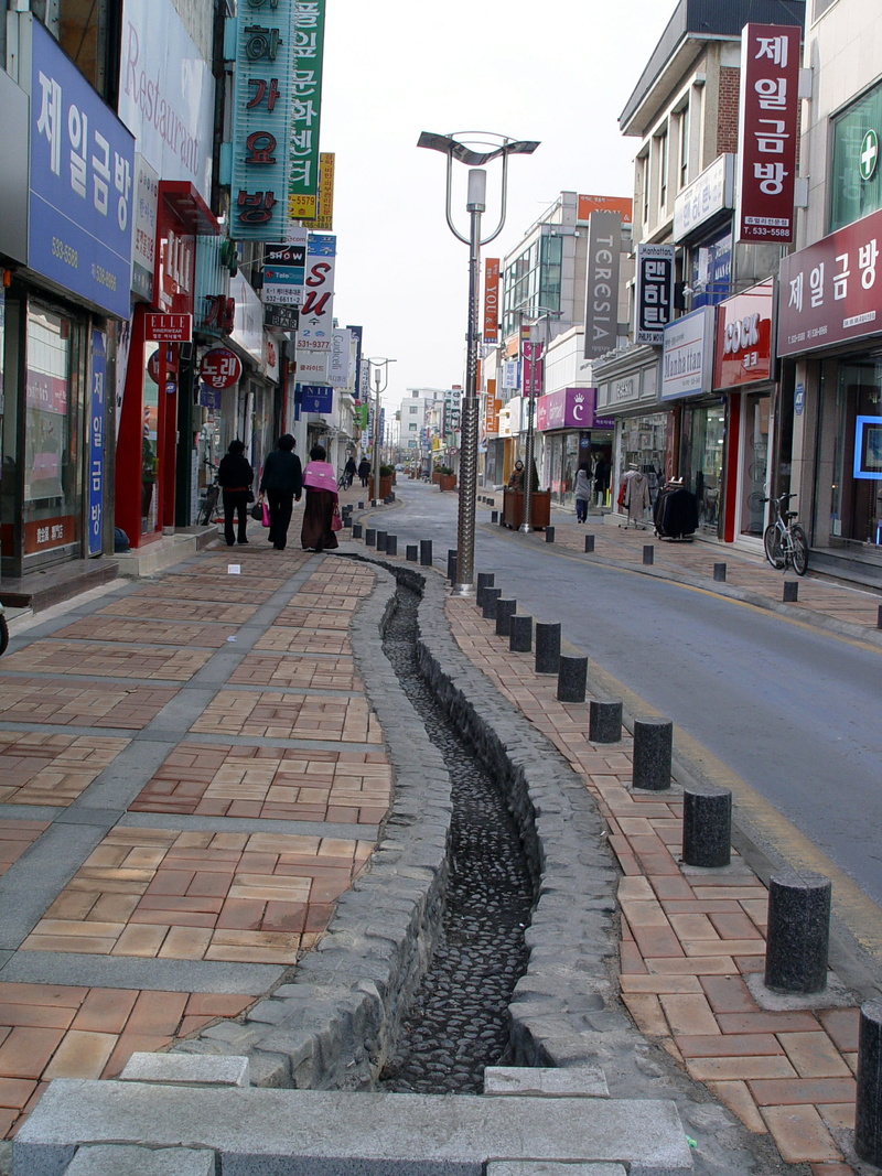 south, men, group of people, text, city, urban Scene, Street, people, public domain, cobblestone, 2K, Jeongeup, day, women, communication, building, buildings
