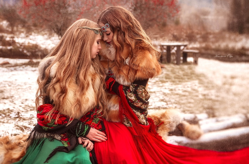 hair ornament, clothing, young women, adult, blonde, young adult, women, togetherness, mammal, two women, nature, fashion, hair, glasses, real people, costumes