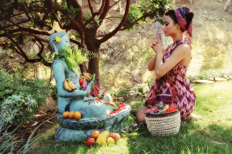 one person, lifestyles, tree, nature, sitting, young adult, fruit, 720P, outdoors, container, adult, Nathalie Kelley , leisure activity, model, growth