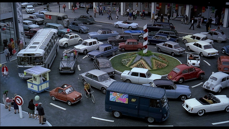 city, transportation, road, large group of people, city street, day, built structure, city life, Monsieur Hulot, street, group of people, car, real people