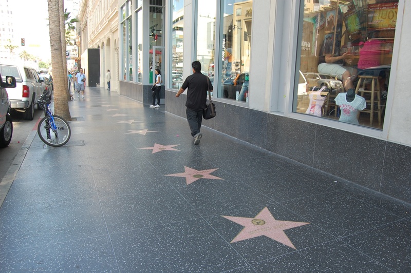 fame, transportation, walking, city, adult, outdoors, real people, los angeles, sign, city life, architecture, street, building exterior, sidewalk, car