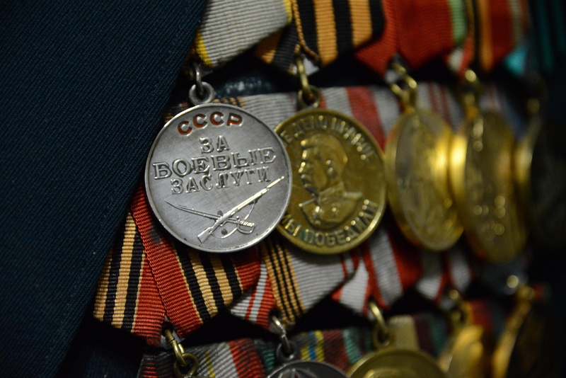 pocket watch, fame, pattern, large group of objects, representation, indoors, veteran, coin, no people, close-up, metal, honors, order, business, shape