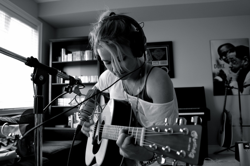 5K, monochrome, musical instrument, Emily Osment, real people, headphones, actress, guitar, playing, indoors, arts culture and entertainment, input device