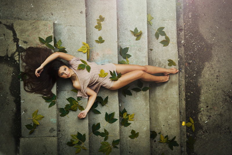 one person, 1080P, relaxation, smiling, eyes closed, happiness, model, lying down, real people, casual clothing, plant part, day, hairstyle, young adult