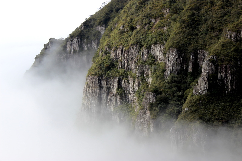 5K, daytime, no people, cliff, flowing water, non-urban scene, rain forest, land, beauty in nature, mist, jurassic park, rock face, plant, rock formation