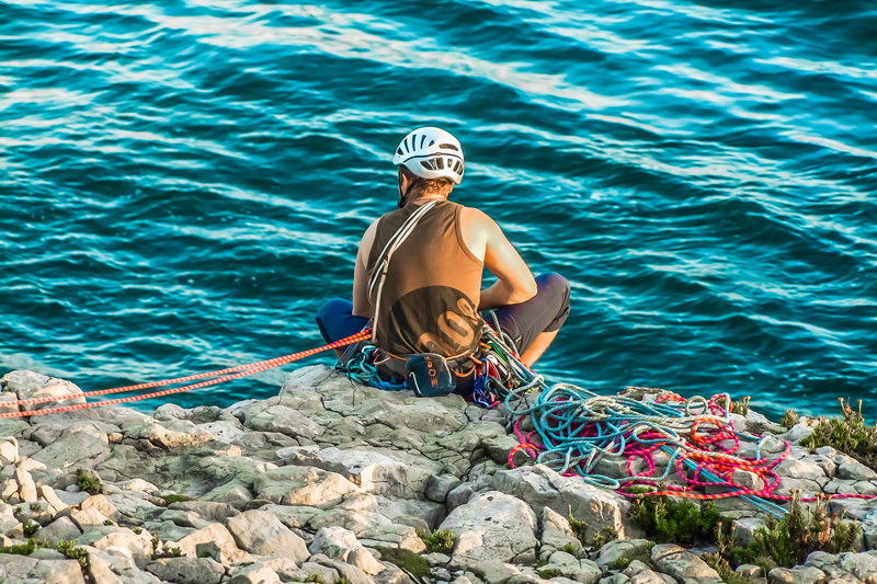 face, 5K, body of water, one person, body, gray, rope, water, full length, lifestyles, near, protection, leisure activity, top, brown, solid, man, sea