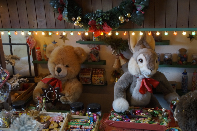 stand, indoors, gift, 5K, soft toy, illuminated, holiday - event, animal representation, button in ear, christmas market, christmas stand, lichterkette